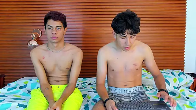 PeakkTwiins live sex cam