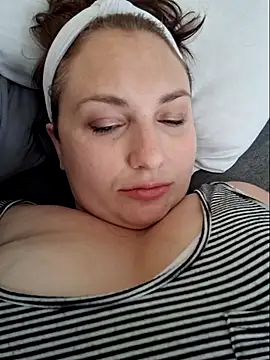 MilfyMrsRobinson live sex cam