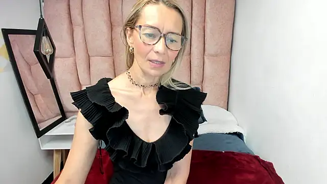 Issa_Milf__ live sex cam