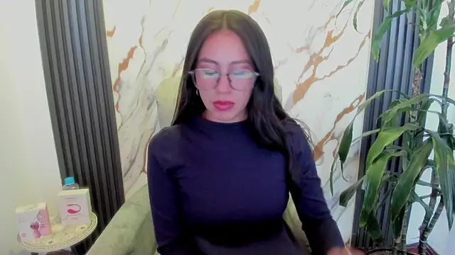 EmiGomez_'s cam snapshot