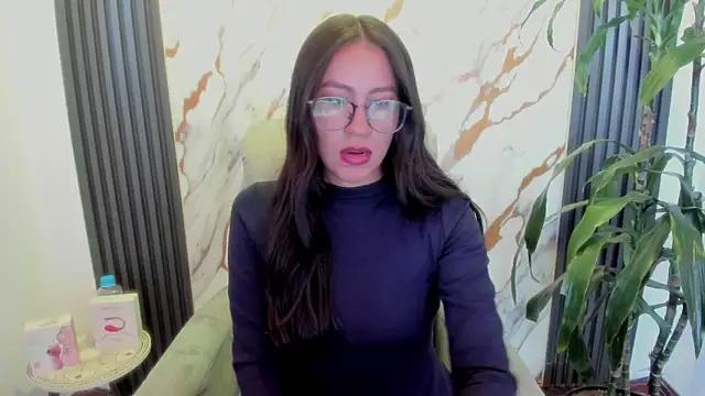 EmiGomez_'s cam snapshot