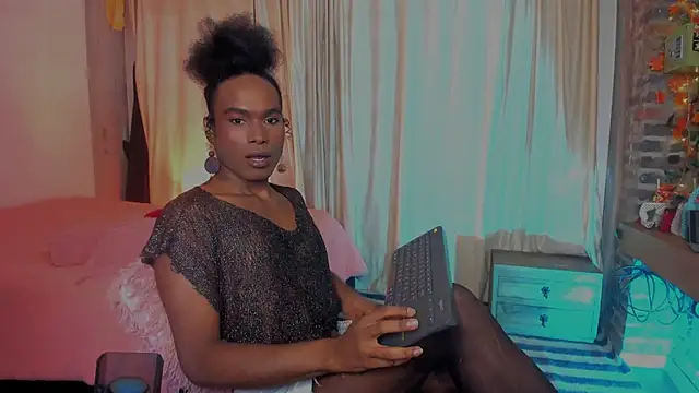 LaGoldenBitch live sex cam