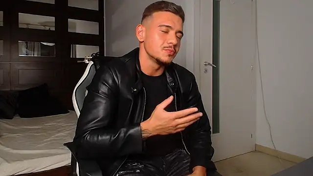 ElijahThorne live sex cam