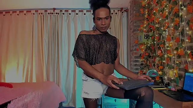 LaGoldenBitch live sex cam