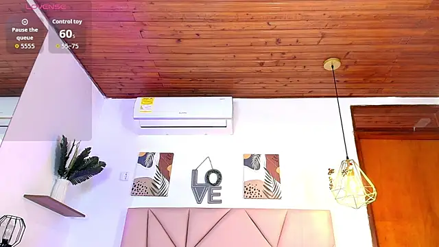 emily_burton18's cam snapshot