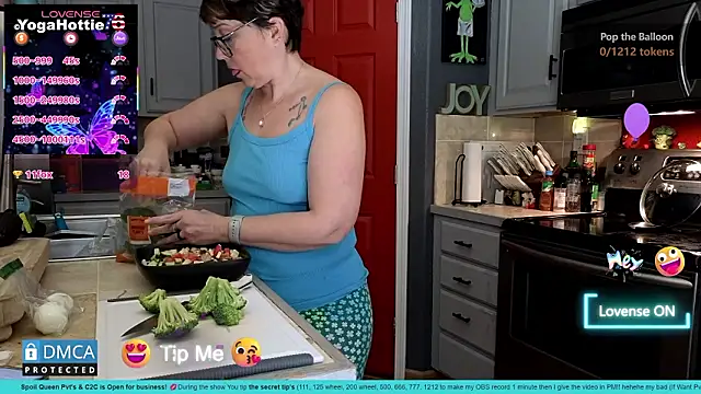 YogaHottie76's cam snapshot