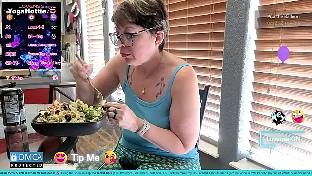 YogaHottie76's cam snapshot