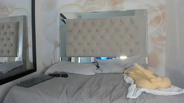 ainaah_'s cam snapshot