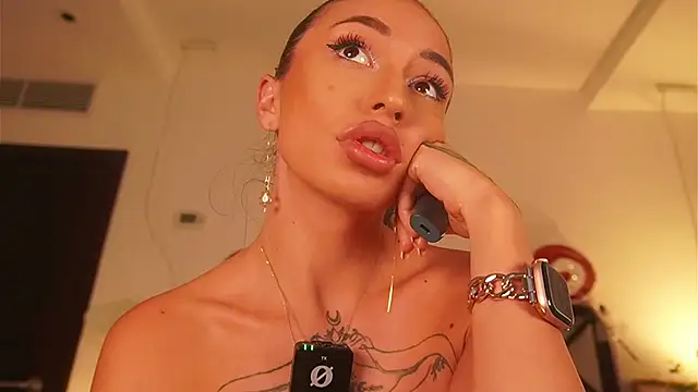 LunaMystyque live sex cam