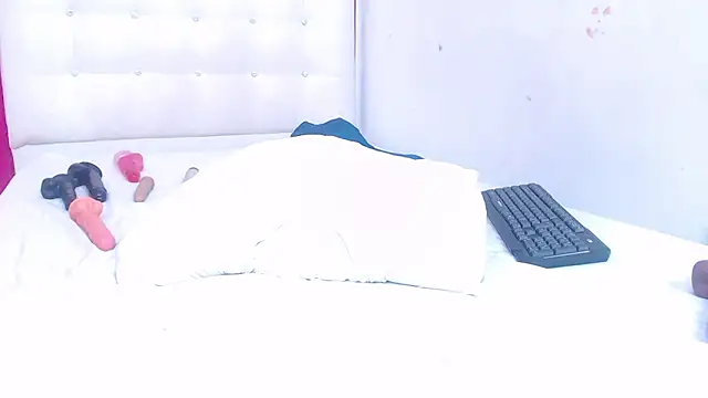 tinyy_whore18's cam snapshot