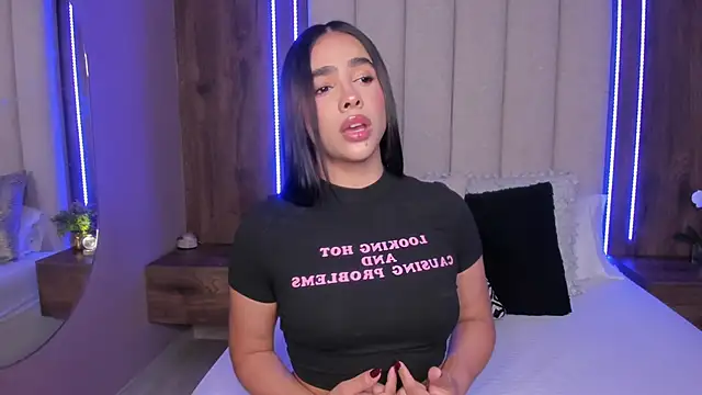 LucySalvatore_'s cam snapshot