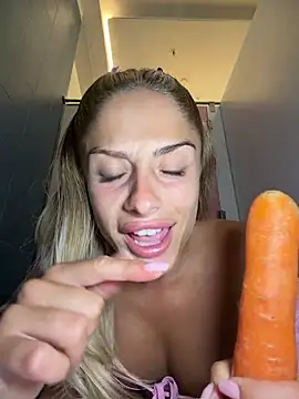 SophieVJ's cam snapshot