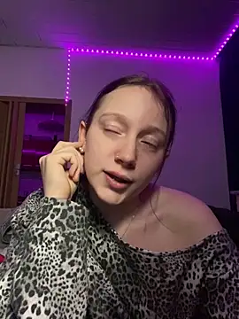 YoungLisaa18 live sex cam