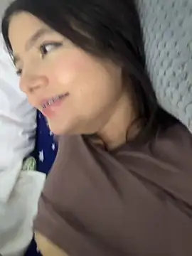 EmmiiGlow live sex cam