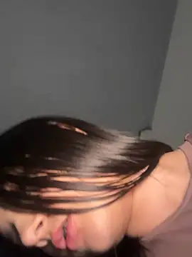 EmmiiGlow live sex cam