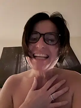 JulieEroticDress's cam snapshot