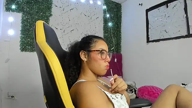 emily_stars1's cam snapshot