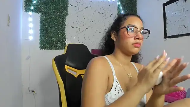 emily_stars1's cam snapshot