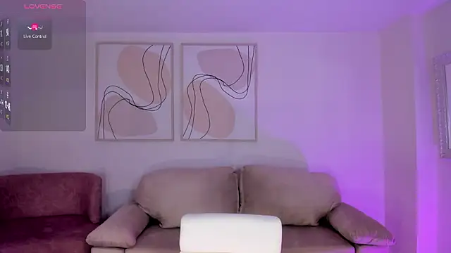 NiaHolland live sex cam