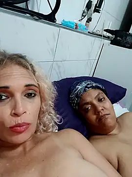 2Juicy_pussy's cam snapshot