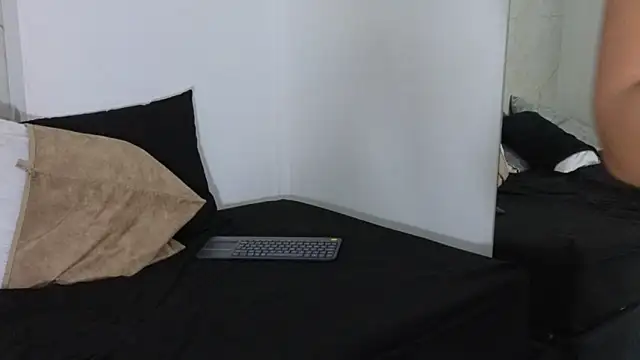 Laura_Miller1's cam snapshot