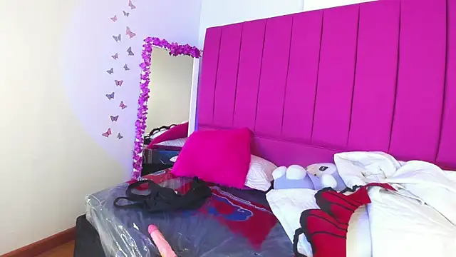 Mia_Miller001's cam snapshot