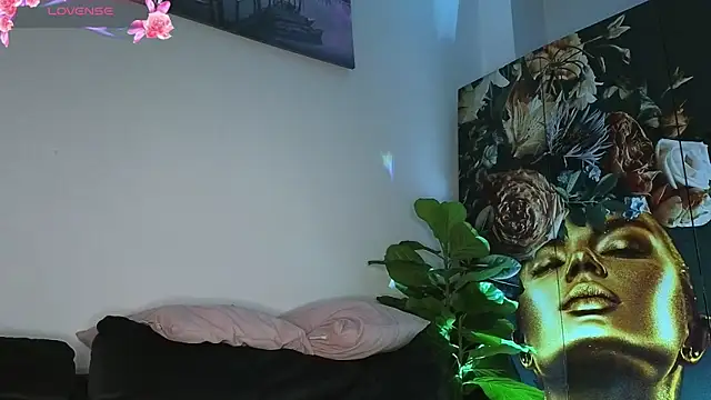 ReyaSophia's cam snapshot