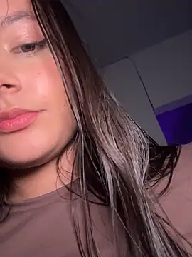 EmmiiGlow live sex cam