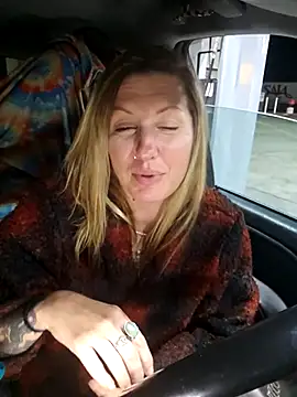 SheIsSomething live sex cam