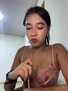 Emi_blair live sex cam