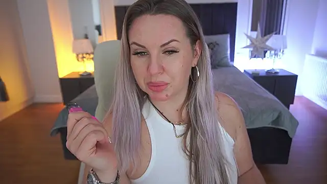 KiraCandyS live sex cam