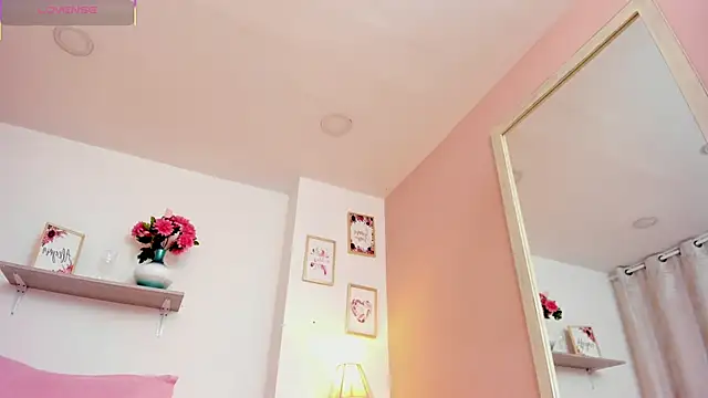 LauraRaider live sex cam