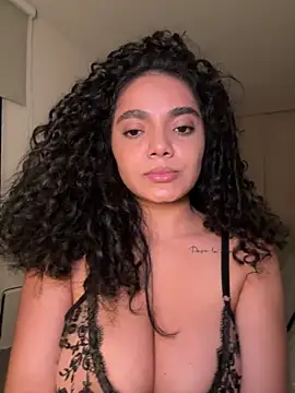 Curlyierr live sex cam