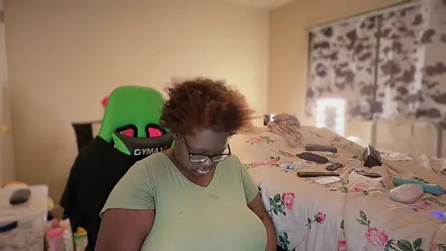 -Yagurlwest's cam snapshot