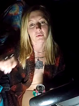 SheIsSomething live sex cam