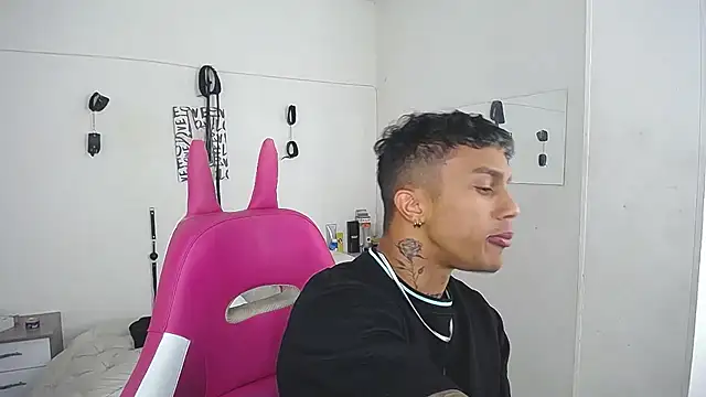 Leonard_Price live sex cam