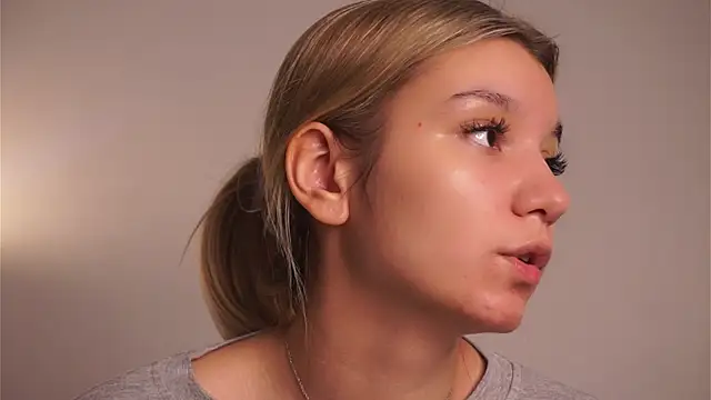 BrynnHolverson live sex cam