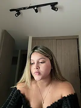 lunablossom_'s cam snapshot