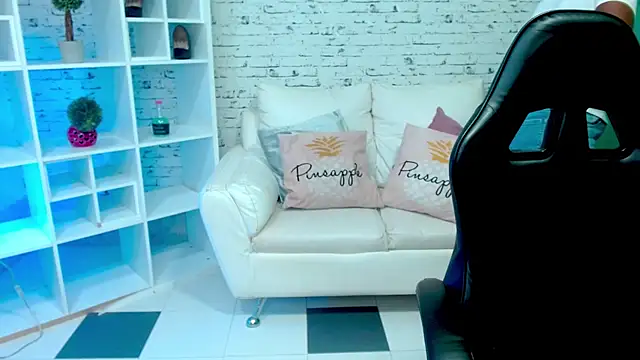 amara_brunette's cam snapshot