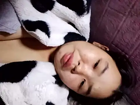 Jyllyy live sex cam