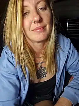 SheIsSomething live sex cam