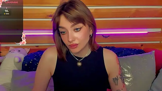 Emily_Tylerr's cam snapshot