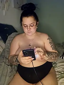 Saucy-Serenity live sex cam