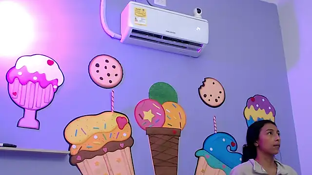 skinnysexzara18's cam snapshot