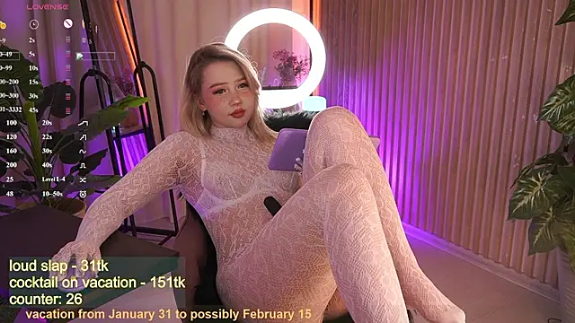 LauraWifeness live sex cam