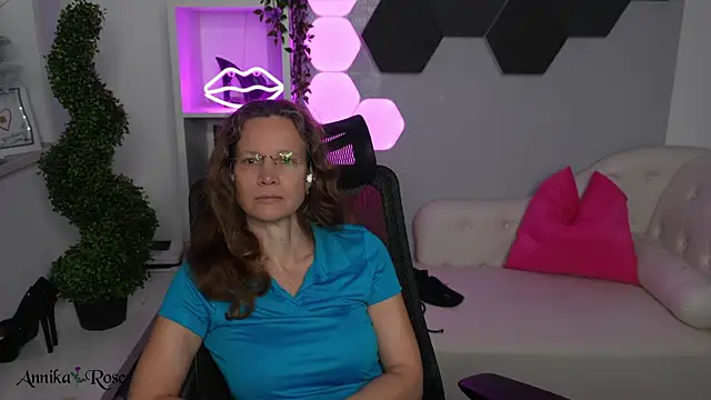 AnnikaRose live sex cam