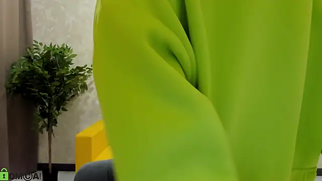 FlirtyAura's cam snapshot