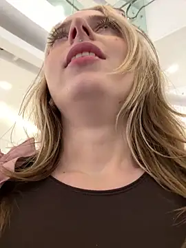 LoraaDoll live sex cam