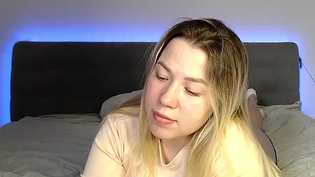 Embersweetbunny's cam snapshot