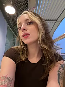 LoraaDoll live sex cam